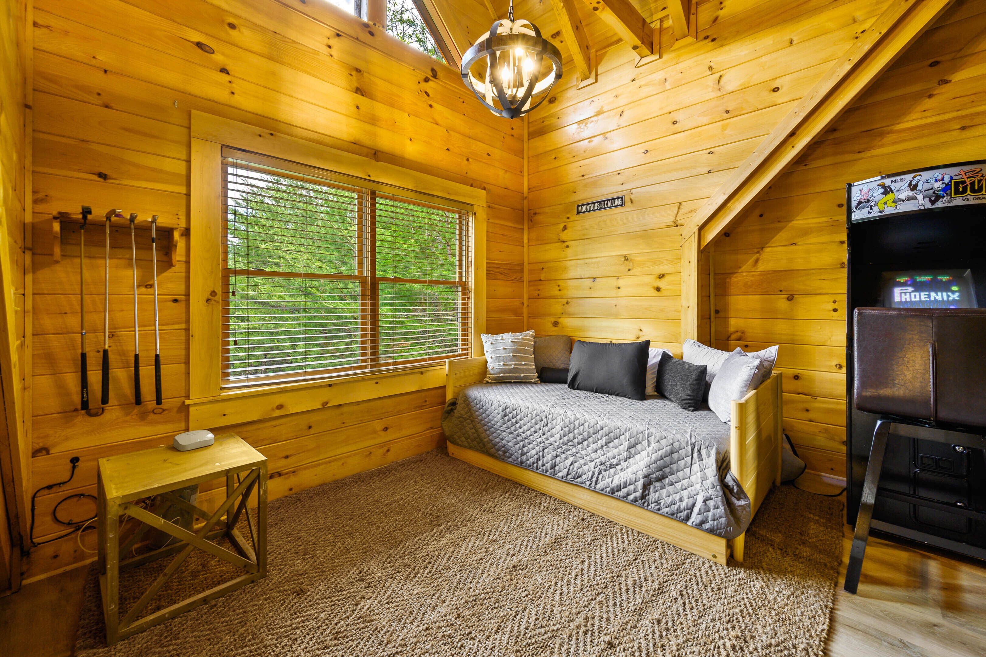 Cozy Log Cabin-Hot Tub-Fire-Pit-Pond-CLEAN-Dollywood-Soaky