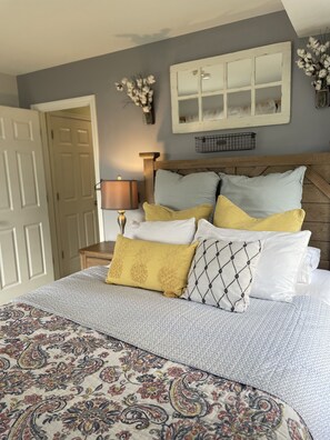 Master Bedroom (Queen Bed)