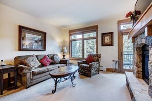 Living Room, Room, Indoors, Flooring, Couch