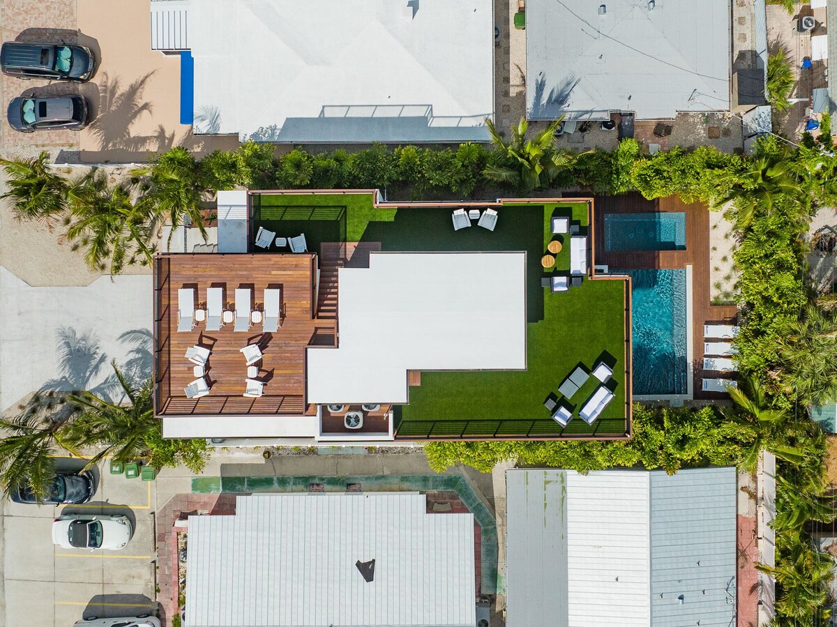 Luxury home with two-story rooftop deck! -Just Lanai-ing Around