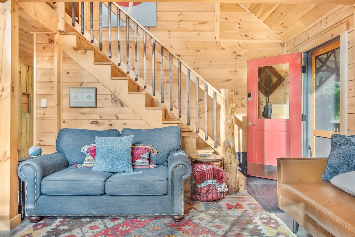 REAL Log Cabin, Hot Tub, Firepit, Early Check-In!