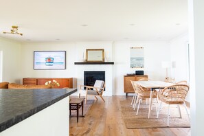 Dining for 6 (an IKEA high chair is also provided), Sonos speaker + record player