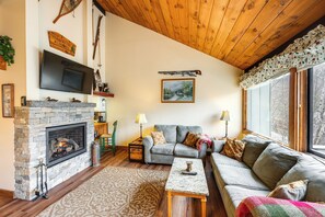 Living Room | 3-Story Townhome | Free WiFi