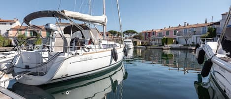 Agua, Barco, Cielo, Watercraft, Vehículo, Arquitectura Naval, Barcos Y Canotaje - Efectos Y Equipo, Muelle, Lago, Mástil