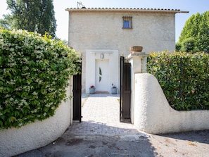 Plante, Bâtiment, Porte, Ciel, Arbre, Surface De La Route, Maison, Fenêtre, Herbe, Paysage