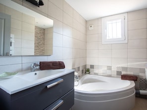 Luminaire Plomberie, Miroir, Robinet, Propriété, Photographier, Armoire De Toilette, Bâtiment, Salle De Bains, Baignoire, Noir