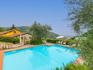 L'Eau, Plante, Ciel, Propriété, Piscine, Bleu Azur, Arbre, Chaise, Mobilier De Jardin, Paysage Naturel
