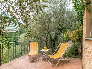 Plante, Table, Mobilier De Jardin, Chaise, Ombre, Bois, Arbre, Herbe, Tableau De Plein Air, Loisir