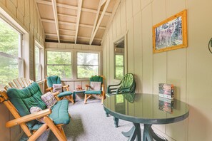 Screened-In Porch | Dining Area