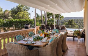 Outdoor dining