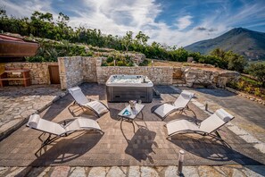 Outdoor spa tub