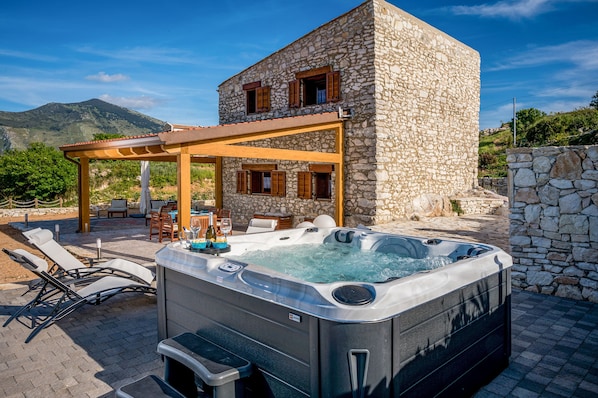 Outdoor spa tub