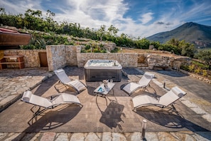 Outdoor spa tub
