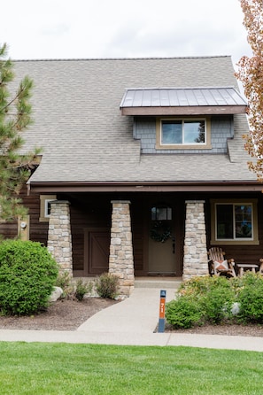Located in Talisman Village in Suncadia, our guests can enjoy the shared firepits, trails, parking and many more of Suncadia's amenities! See our house rules for more info!