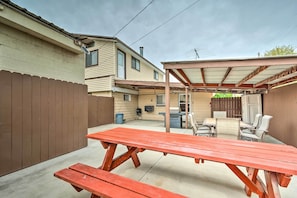 Covered & Fenced Patio | Gas Grill | ~1 Mi to Downtown