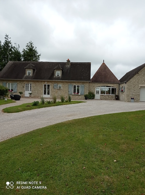 maison de charme nichée dans un écrin de verdure