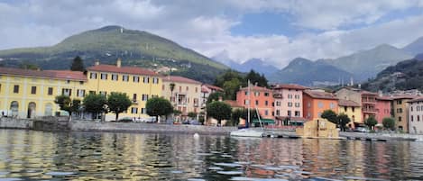 Splendida veduta del borgo, dal lago.