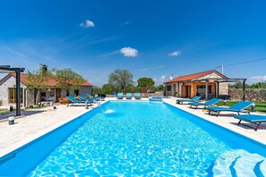 A heated swimming pool 12m x 6m with an attached jacuzzi