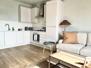 Fully equipped kitchen (2)