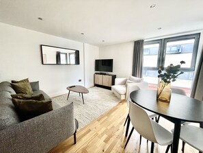 Spacious living/dining area with smart TV