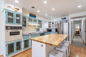 Whip up a quick breakfast, pack your beach lunch, and prepare a gourmet dinner with a mix of modern and vintage kitchen appliances and fully equipped with all the conveniences of your home.