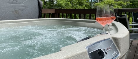 Enjoy our brand new 4-person hot tub! Easy to use and to keep clean.
