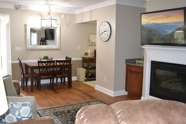 Dining Room,Dining Table,Furniture,Indoors,Table