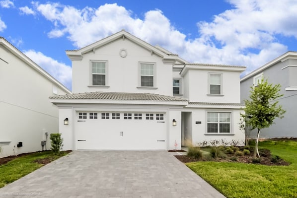 Beautiful 6 bed 6 bath villa located in Champions Gate Resort