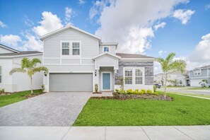 Beautiful 8 bed 6 bath villa located in Windsor Island