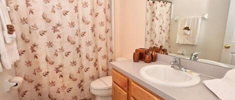 This villa has a total of 3 bathrooms.