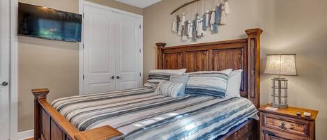 2nd bedroom w/ king size bed, triple bunk beds, smart tv, private access to bath