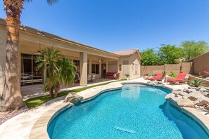 Private Heated Pool - FEE INCLUDED! Covered Patio | Dining Table &amp; Gas BBQ