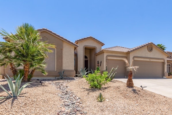 Large Home in Lakeside Subdivision of Estrella Mtn Ranch - Easy walk to Lakes, Parks &amp; Golf Club
