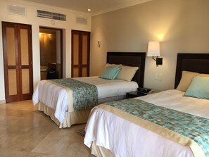 2 QUEEN BEDS - PRIVATE BATHROOM AND DECK