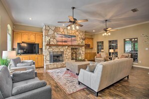 Living Room | Single-Story Home | Central Air Conditioning/Heating
