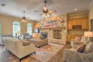 Living Room | Smart TV w/ Cable | Fireplace | Internet Access