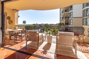 Covered terrace w/ 2 lounge chairs & dining for 4