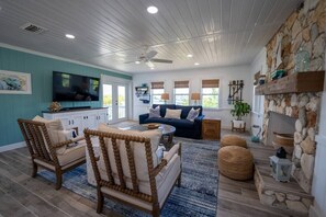 Spacious, living area with all new, custom furnishings and tons of island details