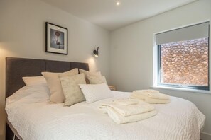 The Seas Annexe, Burnham Overy Staithe:  Bedroom with king-size bed