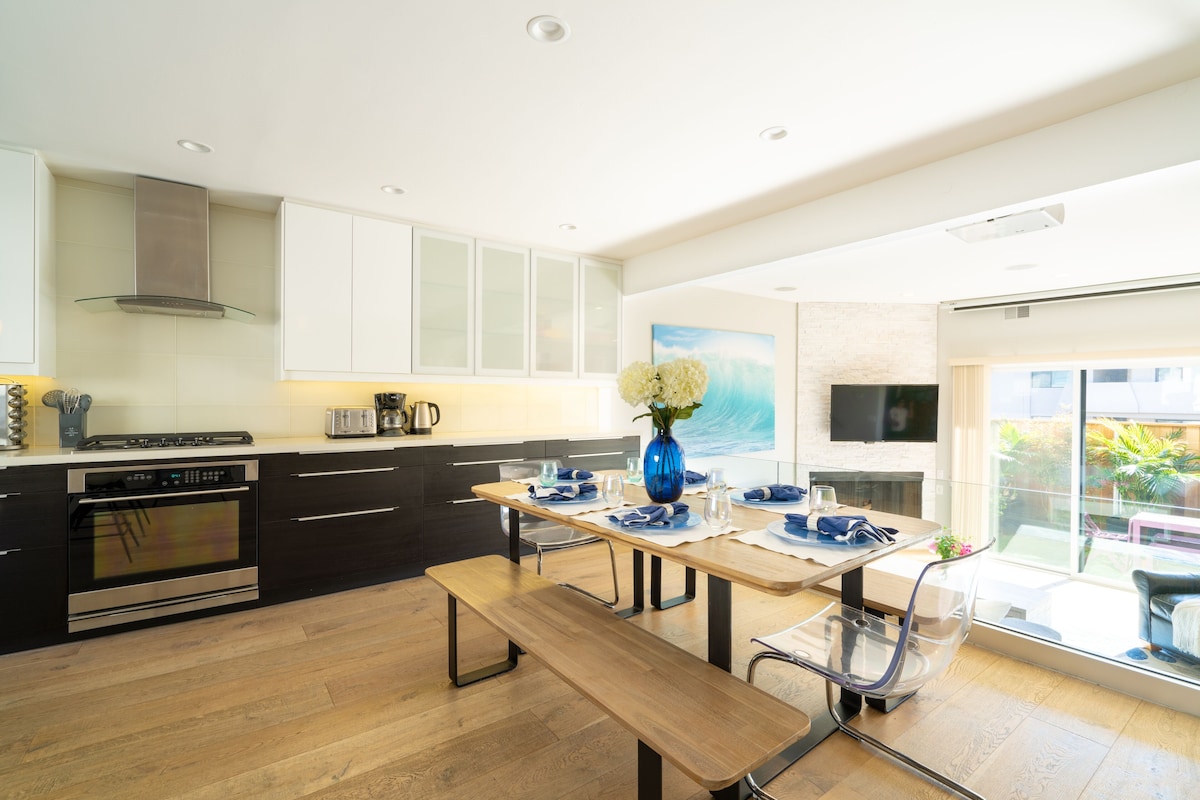 Steps to Sand, Luxury Family Townhome with Central A/C BBQ Crib Resort Amenities