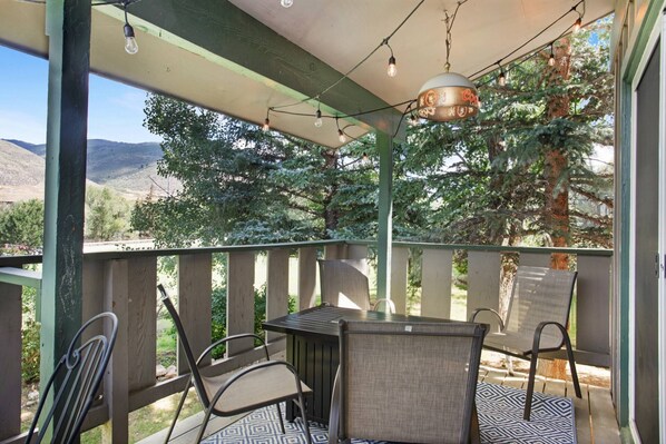 Deck also features a seating area for 4.