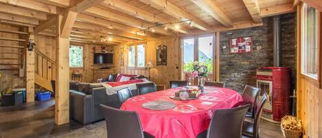 coin repas qui donne sur la terrasse  poêle a bois  vue chaine du mt blanc