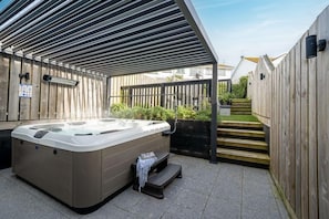 Hot tub at 5 The Strand, Porth, Cornwall, self catering with Beach Retreats.