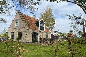 Stugans exteriör [sommar]