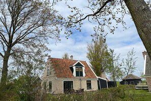 Stugans exteriör [sommar]