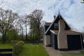 Stugans exteriör [sommar]