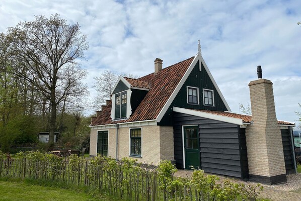Stugans exteriör [sommar]