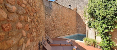 Swimming pool, garden, privacy