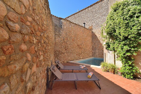 Swimming pool, garden, privacy