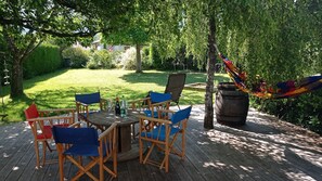 Terrasse du bas. Soleil. Ombre naturelle rafraîchissante du cerisier centenaire.